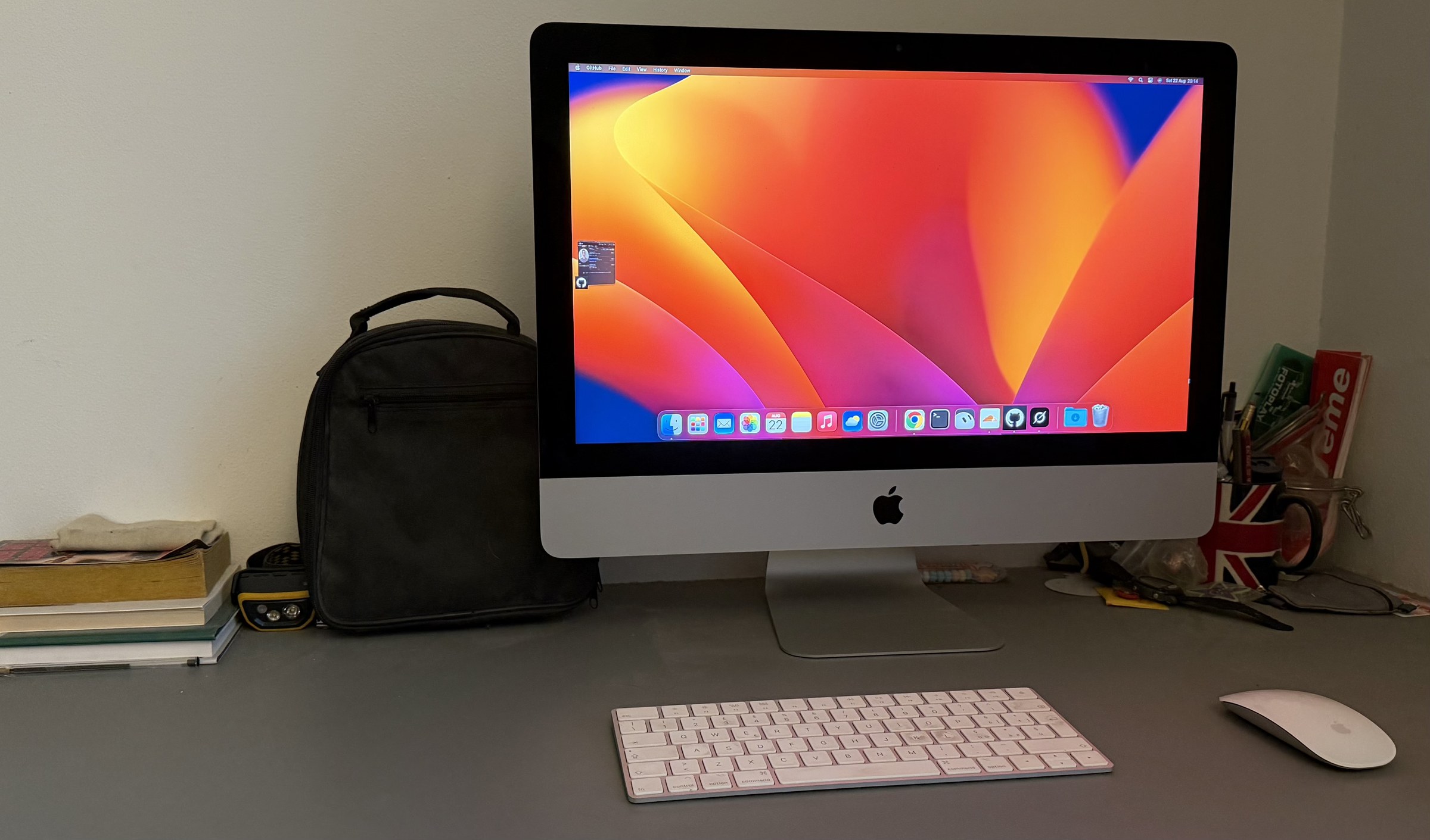 La scrivania di Filippo a Vignola — un iMac, la tastiera e la borsa da cui lavora